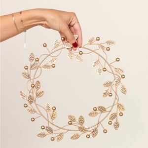 The Jilly Box Canvas n Decor:
Golden Berry Metal
Wreath